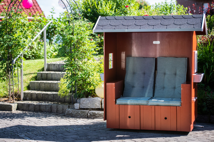 Hütten-Strandkorb in Rot